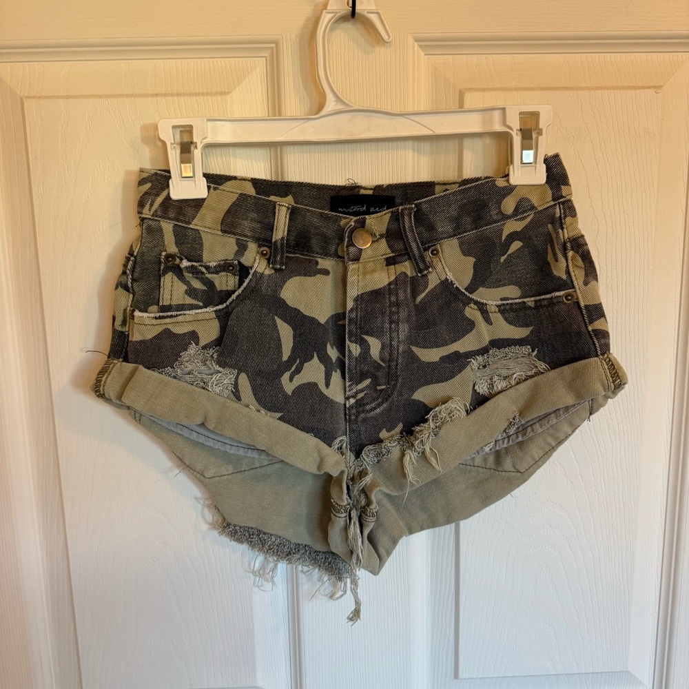 Mustard Seed Camo Distressed Denim Shorts Size Small
